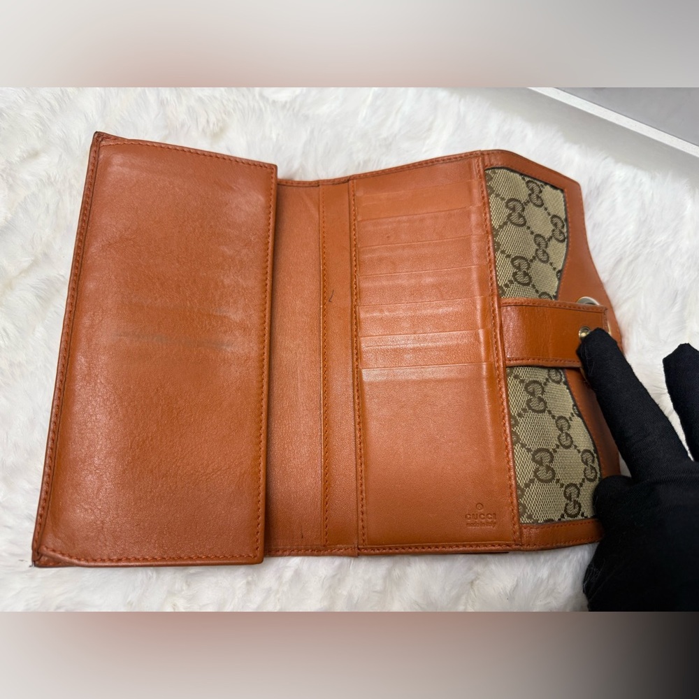 Gucci Tan and Brown Sukey Logo Wallet - Picture 4 of 16